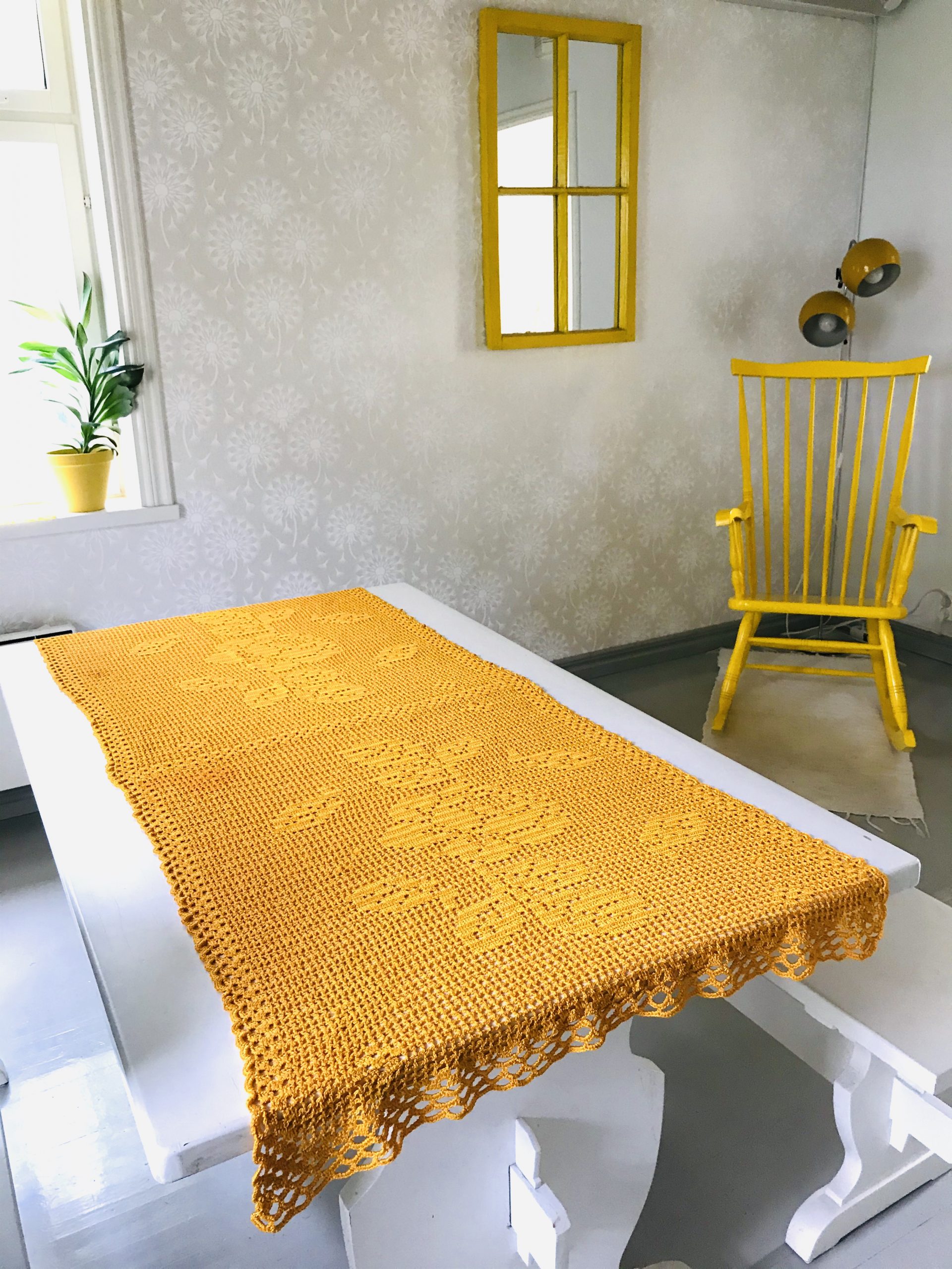 Elluyellow keltainen kirppislöytö vanha pöytäliina