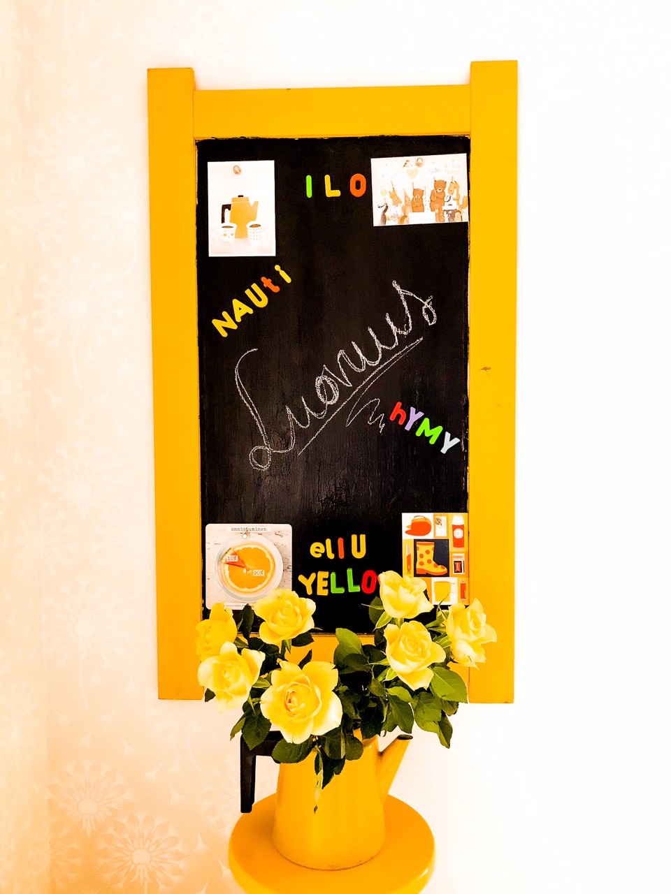 Elluyellow keltainen työhuone