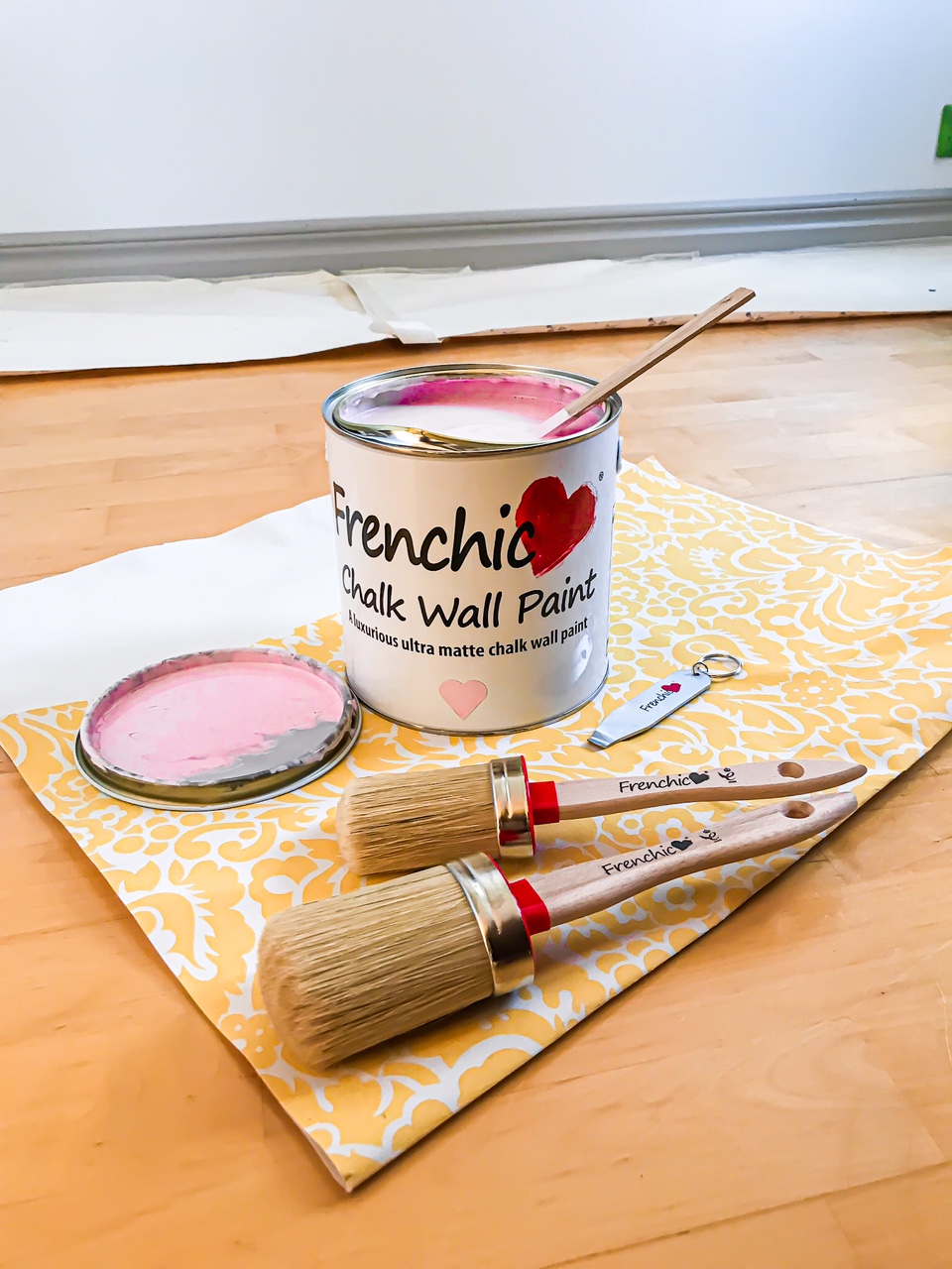 Elluyellow ja Frenchic Paint lastenhuone maalaus