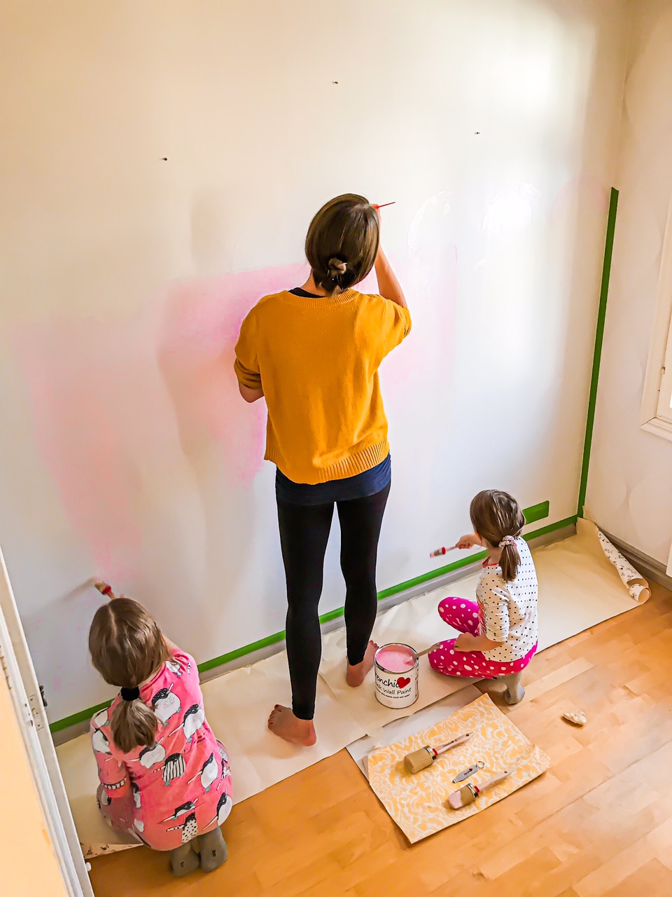 Elluyellow ja Frenchic Paint lastenhuone maalaus