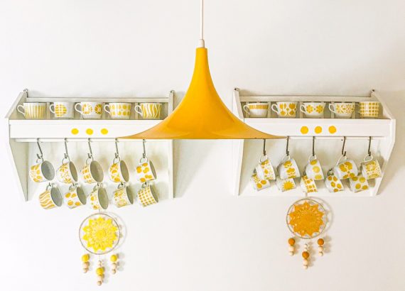 Keltainen vintagelamppu ja kupit