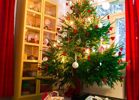 Joululahjat kuusen alla