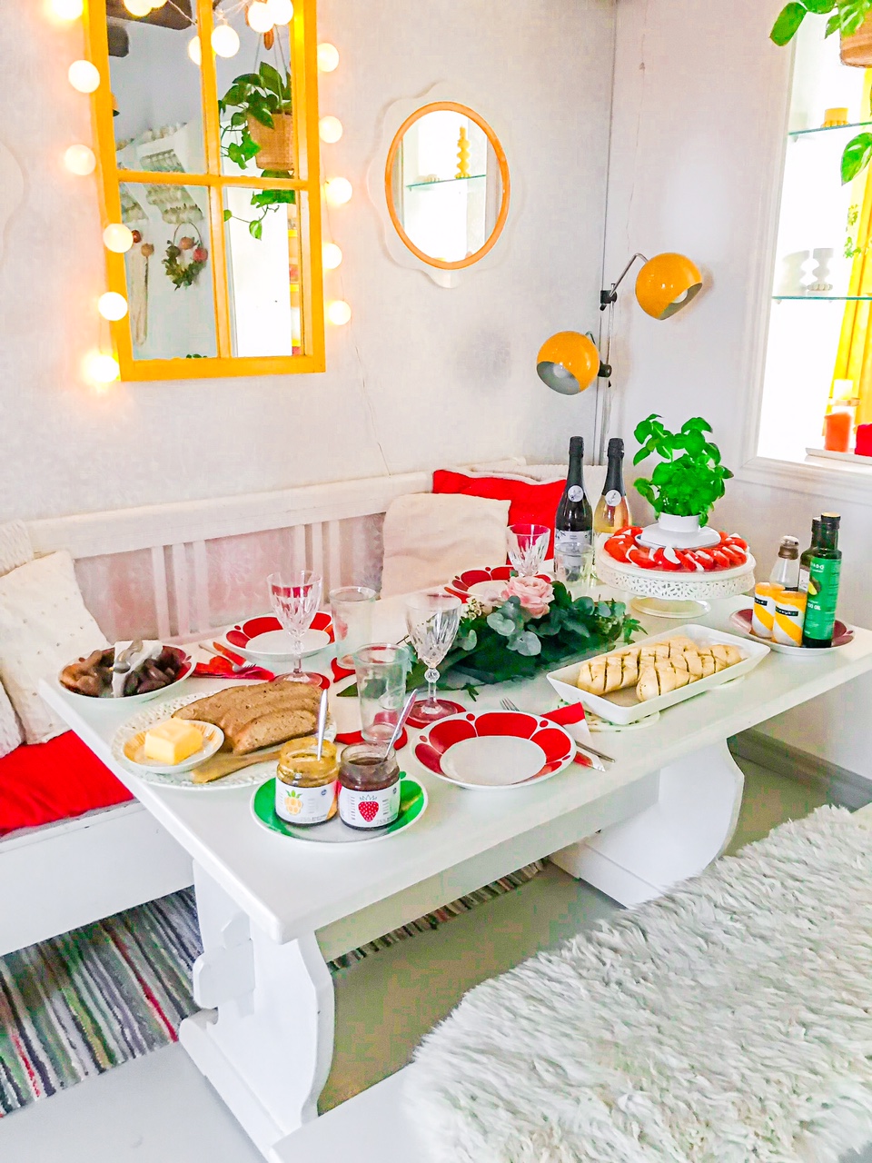 Värikäs ruokapöydän joulu kattaus