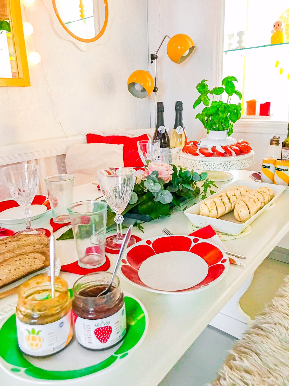 Värikäs ruokapöydän joulu kattaus
