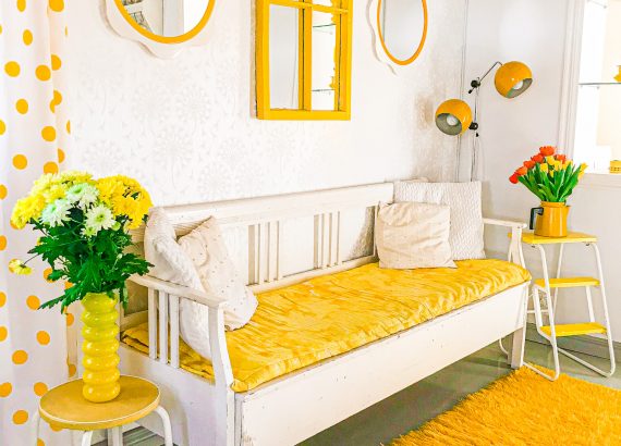 Keltainen ja värikäs tupa keittiö