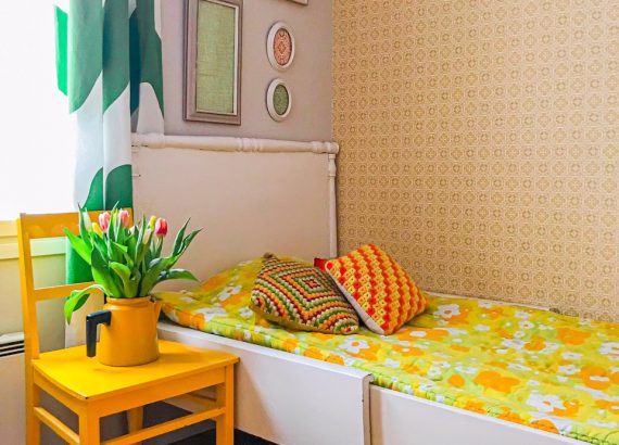 Keltainen ja värikäs lastenhuone