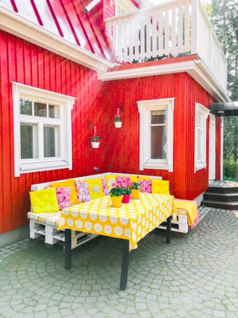 Keltainen kesäpuutarha