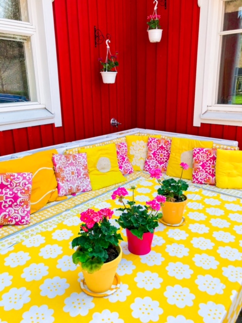 Keltainen kesäpuutarha