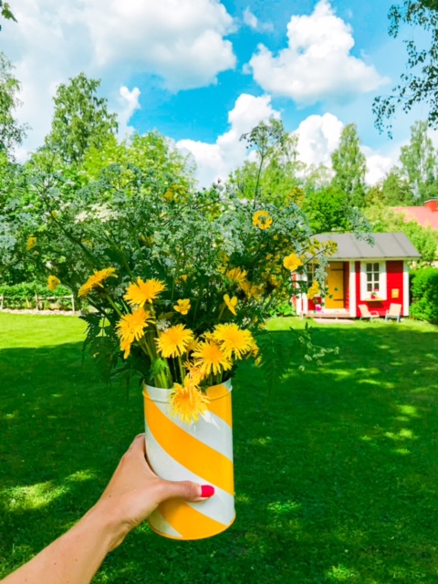 Keltainen kesä puutarhassa