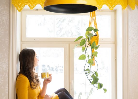 Elisa ikkunalaudalla