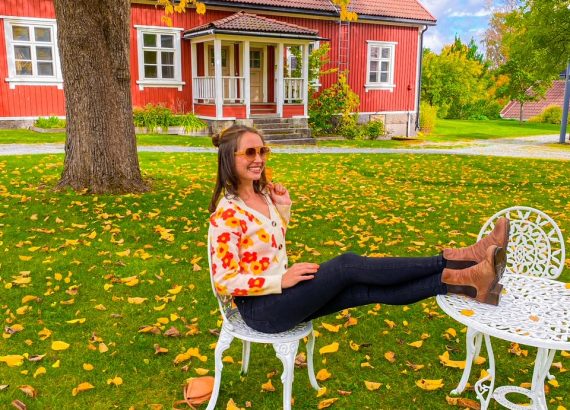 Elluyellow retrossa kirppislöytö villatakissa ruskan keskellä