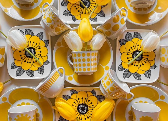 Keltaiset kahvikupit
