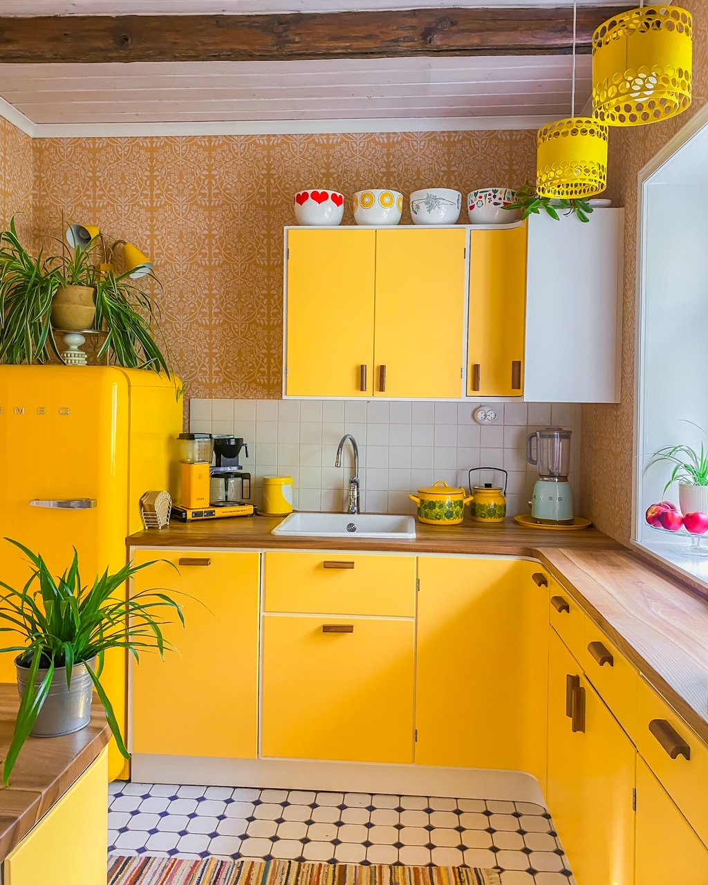 Keltainen retro keittiö
